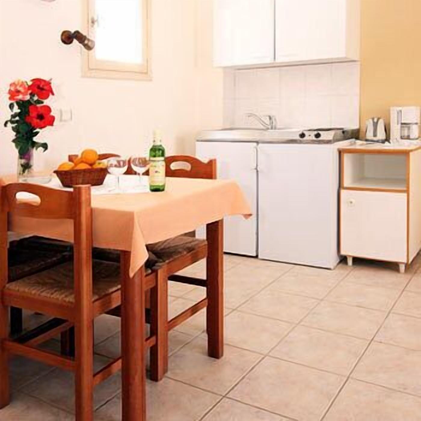 Uzenie All Suites Boutique Resort (Adults Only) Аделианос Кампос Екстериор снимка